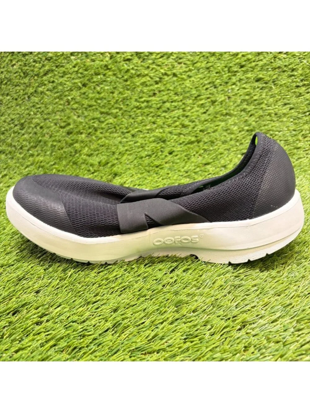 OOFOS OOmg Low Mens Size 11 Black White Casual Walking Slip On Recovery Shoes